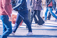 都会の雑踏,雑踏,都会,都心,東京,人混み,混雑,横断歩道,街角,街角スナップ,交差点,混む,人々,渡る,歩く,通勤,通学,足,人物,秋,autumn,フルサイズ撮影