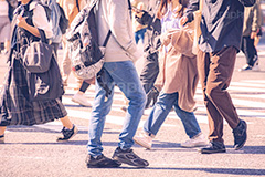 都会の雑踏,雑踏,都会,都心,東京,人混み,混雑,横断歩道,街角,街角スナップ,交差点,混む,人々,渡る,歩く,通勤,通学,歩きスマホ,ルール,マナー,足,人物,秋,autumn,フルサイズ撮影