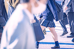 マスク生活,マスク,感染対策,ウィルス,風邪,花粉,都会の雑踏,雑踏,都会,都心,東京,人混み,混雑,横断歩道,街角,街角スナップ,交差点,混む,人々,渡る,歩く,通勤,通学,ビジネス,仕事,サラリーマン,足,人物,女子高生,ビジネス,仕事,秋,autumn,business,フルサイズ撮影