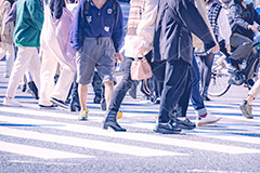 都会の雑踏,雑踏,都会,都心,東京,人混み,混雑,横断歩道,街角,街角スナップ,交差点,混む,人々,渡る,歩く,通勤,通学,足,人物,秋,autumn,フルサイズ撮影