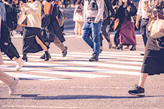 都会の雑踏,雑踏,都会,都心,東京,人混み,混雑,横断歩道,街角,街角スナップ,交差点,混む,人々,渡る,歩く,通勤,通学,歩きスマホ,ルール,マナー,足,人物,秋,autumn,フルサイズ撮影