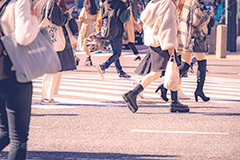 都会の雑踏,雑踏,都会,都心,東京,人混み,混雑,横断歩道,街角,街角スナップ,交差点,混む,人々,渡る,歩く,通勤,通学,歩きスマホ,ルール,マナー,足,人物,秋,autumn,フルサイズ撮影