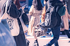 都会の雑踏,雑踏,都会,都心,東京,人混み,混雑,横断歩道,街角,街角スナップ,交差点,混む,人々,渡る,歩く,通勤,通学,歩きスマホ,ルール,マナー,足,人物,秋,autumn,フルサイズ撮影