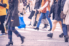 都会の雑踏,雑踏,都会,都心,東京,人混み,混雑,横断歩道,街角,街角スナップ,交差点,混む,人々,渡る,歩く,通勤,通学,足,人物,秋,autumn,フルサイズ撮影