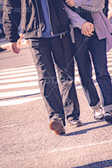都会の雑踏,雑踏,都会,都心,東京,人混み,混雑,横断歩道,街角,街角スナップ,交差点,人々,渡る,歩く,カップル,恋人,恋愛,恋,愛,デート,足,人物,秋,autumn,フルサイズ撮影