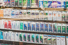 たばこ屋,タバコ屋,店頭,たばこ,タバコ,禁煙,喫煙,値上げ,煙草,銘柄,種類,たくさん,並ぶ,選ぶ,フルサイズ撮影