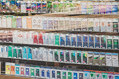 たばこ屋,タバコ屋,店頭,たばこ,タバコ,禁煙,喫煙,値上げ,煙草,銘柄,種類,たくさん,並ぶ,選ぶ,フルサイズ撮影