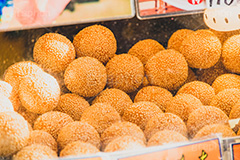たくさんのゴマ団子,ごま団子,ゴマ団子,ごま,ゴマ,胡麻,おやつ,スイーツ,デザート,たくさん,店頭,出来たて,中華,中国料理,中華料理,フルサイズ撮影