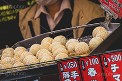 たくさんのゴマ団子,ごま団子,ゴマ団子,ごま,ゴマ,胡麻,おやつ,スイーツ,デザート,たくさん,店頭,出来たて,中華,中国料理,中華料理,フルサイズ撮影