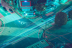 渋谷スクランブル交差点,渋谷,しぶや,ハチ公,観光,交差点,渋谷駅,駅前,スクランブル,道玄坂,横断歩道,信号,雑踏,都会の雑踏,夜,夜景,光線,光跡,レーザービーム,繫華街,夜の街,夜の町,サイバーパンク,shibuya,japan,フルサイズ撮影