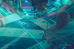 渋谷スクランブル交差点,渋谷,しぶや,ハチ公,観光,交差点,渋谷駅,駅前,スクランブル,道玄坂,横断歩道,信号,雑踏,都会の雑踏,夜,夜景,光線,光跡,レーザービーム,繫華街,夜の街,夜の町,サイバーパンク,shibuya,japan,フルサイズ撮影