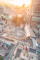 渋谷の夜明け,夜明け,朝日,朝焼け,朝,早朝,静か,ハチ公口,渋谷,しぶや,看板,広告,観光,交差点,渋谷駅,駅前,スクランブル,横断歩道,信号,工事,重機,再開発,japan,shibuya,sunrise,フルサイズ撮影