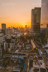 渋谷の夜明け,夜明け,朝日,朝焼け,朝,早朝,静か,スクランブルスクエア,ヒカリエ,高層ビル,渋谷,しぶや,東口,観光,商業施設,渋谷駅,駅前,工事,重機,再開発,japan,shibuya,sunrise