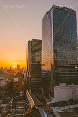 渋谷の夜明け,夜明け,朝日,朝焼け,朝,早朝,静か,スクランブルスクエア,ヒカリエ,高層ビル,渋谷,しぶや,東口,観光,商業施設,渋谷駅,駅前,japan,shibuya,sunrise