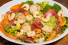 シーフードサラダ,サラダ,さらだ,前菜,シーフード,えび,エビ,海老,ホタテ,サーモン,マグロ,刺身,おつまみ,つまみ,ドレッシング,レタス,salad,seafood,フルサイズ撮影