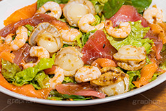 シーフードサラダ,サラダ,さらだ,前菜,シーフード,えび,エビ,海老,ホタテ,サーモン,マグロ,刺身,おつまみ,つまみ,ドレッシング,レタス,salad,seafood,フルサイズ撮影
