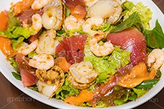 シーフードサラダ,サラダ,さらだ,前菜,シーフード,えび,エビ,海老,ホタテ,サーモン,マグロ,刺身,おつまみ,つまみ,ドレッシング,レタス,salad,seafood,フルサイズ撮影