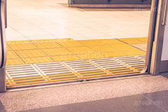 電車のドア,ドア,電車,通勤,通学,地下鉄,電車/鉄道,乗り物,マナー,ルール,開く,閉じる,注意,事故,train,rule,manner,フルサイズ撮影