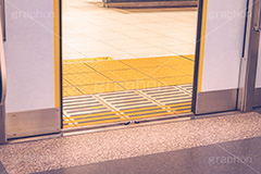 電車のドア,ドア,電車,通勤,通学,地下鉄,電車/鉄道,乗り物,マナー,ルール,開く,閉じる,注意,事故,train,rule,manner,フルサイズ撮影