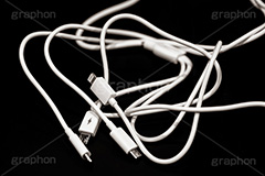 絡まる充電ケーブル,絡まる,充電ケーブル,充電,ケーブル,コード,スマホ,端末,データ,転送,デジタル,ライトニング,アンドロイド,アイフォン,モノクロ,白黒,モノクローム,単色,Type-C,digital,android,iPhone,USB,Micro,cable,Lightning,フルサイズ撮影