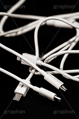 絡まる充電ケーブル,絡まる,充電ケーブル,充電,ケーブル,コード,スマホ,端末,データ,転送,デジタル,ライトニング,アンドロイド,アイフォン,モノクロ,白黒,モノクローム,単色,Type-C,digital,android,iPhone,USB,Micro,cable,Lightning,フルサイズ撮影