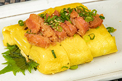 明太玉子焼き,玉子焼き,卵焼き,だし巻き卵,だし巻き,明太子,明太,たらこ,鱈子,辛子明太子,福岡名物,博多名物,博多明太子,ねぎ,ネギ,大葉,つまみ,おつまみ,居酒屋,和食,日本食,日本料理,ソウルフード,japan,soulfood,フルサイズ撮影