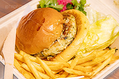 ハンバーガーとポテト,ハンバーガー,バーガー,ファーストフード,ファストフード,サンド,サラダ,フライドポテト,ポテトフライ,パン,パテ,ジャンク,ジャンキー,洋食,ジャンクフード,hamburger,potato,salad,フルサイズ撮影