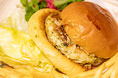ハンバーガーとポテト,ハンバーガー,バーガー,ファーストフード,ファストフード,サンド,サラダ,フライドポテト,ポテトフライ,パン,パテ,ジャンク,ジャンキー,洋食,ジャンクフード,hamburger,potato,salad,フルサイズ撮影