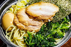 デリバリーのラーメン,デリバリー,テイクアウト,持ち帰り,家系ラーメン,とんこつ醤油ラーメン,濃厚,とんこつ,豚骨,やみつき,中華,ラーメン,らーめん,めん,そば,日本料理,日本食,和食,チャーシュー,味玉,ほうれん草,ホウレンソウ,のり,海苔,noodle,フルサイズ撮影