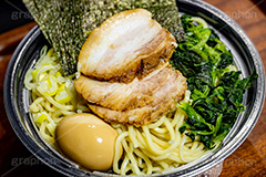デリバリーのラーメン,デリバリー,テイクアウト,持ち帰り,家系ラーメン,とんこつ醤油ラーメン,濃厚,とんこつ,豚骨,やみつき,中華,ラーメン,らーめん,めん,そば,日本料理,日本食,和食,チャーシュー,味玉,ほうれん草,ホウレンソウ,のり,海苔,noodle,フルサイズ撮影