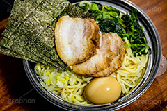デリバリーのラーメン,デリバリー,テイクアウト,持ち帰り,家系ラーメン,とんこつ醤油ラーメン,濃厚,とんこつ,豚骨,やみつき,中華,ラーメン,らーめん,めん,そば,日本料理,日本食,和食,チャーシュー,味玉,ほうれん草,ホウレンソウ,のり,海苔,noodle,フルサイズ撮影