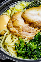 デリバリーのラーメン,デリバリー,テイクアウト,持ち帰り,家系ラーメン,とんこつ醤油ラーメン,濃厚,とんこつ,豚骨,やみつき,中華,ラーメン,らーめん,めん,そば,日本料理,日本食,和食,チャーシュー,味玉,ほうれん草,ホウレンソウ,のり,海苔,noodle,フルサイズ撮影