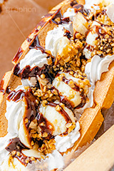 トゥンワッフル,フルーツワッフル,ワッフル,スイーツ,おやつ,甘い,デザート,クリーム,生クリーム,チョコレート,フルーツ,バナナ,チョコバナナ,バナナチョコ,ナッツ,菓子,お菓子,焼き菓子,焼菓子,焼き,韓国グルメ,waffle,cake,dessert,sweet,mango,cream,フルサイズ撮影