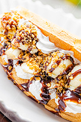 トゥンワッフル,フルーツワッフル,ワッフル,スイーツ,おやつ,甘い,デザート,クリーム,生クリーム,チョコレート,フルーツ,バナナ,チョコバナナ,バナナチョコ,ナッツ,菓子,お菓子,焼き菓子,焼菓子,焼き,韓国グルメ,waffle,cake,dessert,sweet,mango,cream,フルサイズ撮影
