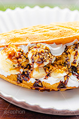 トゥンワッフル,フルーツワッフル,ワッフル,スイーツ,おやつ,甘い,デザート,クリーム,生クリーム,チョコレート,フルーツ,バナナ,チョコバナナ,バナナチョコ,ナッツ,菓子,お菓子,焼き菓子,焼菓子,焼き,韓国グルメ,waffle,cake,dessert,sweet,mango,cream,フルサイズ撮影