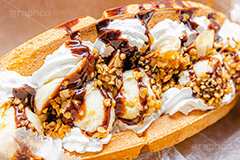 トゥンワッフル,フルーツワッフル,ワッフル,スイーツ,おやつ,甘い,デザート,クリーム,生クリーム,チョコレート,フルーツ,バナナ,チョコバナナ,バナナチョコ,ナッツ,菓子,お菓子,焼き菓子,焼菓子,焼き,韓国グルメ,waffle,cake,dessert,sweet,mango,cream,フルサイズ撮影