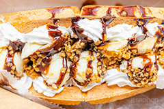 トゥンワッフル,フルーツワッフル,ワッフル,スイーツ,おやつ,甘い,デザート,クリーム,生クリーム,チョコレート,フルーツ,バナナ,チョコバナナ,バナナチョコ,ナッツ,菓子,お菓子,焼き菓子,焼菓子,焼き,韓国グルメ,waffle,cake,dessert,sweet,mango,cream,フルサイズ撮影