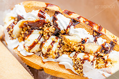 トゥンワッフル,フルーツワッフル,ワッフル,スイーツ,おやつ,甘い,デザート,クリーム,生クリーム,チョコレート,フルーツ,バナナ,チョコバナナ,バナナチョコ,ナッツ,菓子,お菓子,焼き菓子,焼菓子,焼き,韓国グルメ,waffle,cake,dessert,sweet,mango,cream,フルサイズ撮影