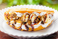 トゥンワッフル,フルーツワッフル,ワッフル,スイーツ,おやつ,甘い,デザート,クリーム,生クリーム,チョコレート,フルーツ,バナナ,チョコバナナ,バナナチョコ,ナッツ,菓子,お菓子,焼き菓子,焼菓子,焼き,韓国グルメ,waffle,cake,dessert,sweet,mango,cream,フルサイズ撮影