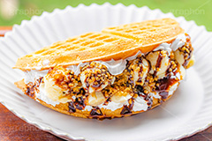 トゥンワッフル,フルーツワッフル,ワッフル,スイーツ,おやつ,甘い,デザート,クリーム,生クリーム,チョコレート,フルーツ,バナナ,チョコバナナ,バナナチョコ,ナッツ,菓子,お菓子,焼き菓子,焼菓子,焼き,韓国グルメ,waffle,cake,dessert,sweet,mango,cream,フルサイズ撮影