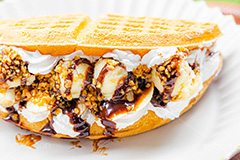 トゥンワッフル,フルーツワッフル,ワッフル,スイーツ,おやつ,甘い,デザート,クリーム,生クリーム,チョコレート,フルーツ,バナナ,チョコバナナ,バナナチョコ,ナッツ,菓子,お菓子,焼き菓子,焼菓子,焼き,韓国グルメ,waffle,cake,dessert,sweet,mango,cream,フルサイズ撮影