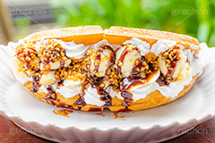 トゥンワッフル,フルーツワッフル,ワッフル,スイーツ,おやつ,甘い,デザート,クリーム,生クリーム,チョコレート,フルーツ,バナナ,チョコバナナ,バナナチョコ,ナッツ,菓子,お菓子,焼き菓子,焼菓子,焼き,韓国グルメ,waffle,cake,dessert,sweet,mango,cream,フルサイズ撮影