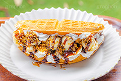 トゥンワッフル,フルーツワッフル,ワッフル,スイーツ,おやつ,甘い,デザート,クリーム,生クリーム,チョコレート,フルーツ,バナナ,チョコバナナ,バナナチョコ,ナッツ,菓子,お菓子,焼き菓子,焼菓子,焼き,韓国グルメ,waffle,cake,dessert,sweet,mango,cream,フルサイズ撮影