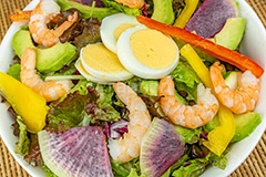 エビとアボカドのサラダ,サラダ,さらだ,前菜,シーフード,レタス,えび,エビ,海老,アボカド,パプリカ,ゆで卵,ゆでたまご,茹で卵,おつまみ,つまみ,salad,seafood