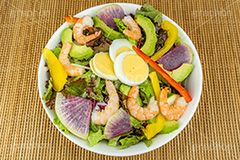 エビとアボカドのサラダ,サラダ,さらだ,前菜,シーフード,レタス,えび,エビ,海老,アボカド,パプリカ,ゆで卵,ゆでたまご,茹で卵,おつまみ,つまみ,salad,seafood