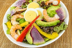 エビとアボカドのサラダ,サラダ,さらだ,前菜,シーフード,レタス,えび,エビ,海老,アボカド,パプリカ,ゆで卵,ゆでたまご,茹で卵,おつまみ,つまみ,salad,seafood