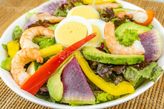 エビとアボカドのサラダ,サラダ,さらだ,前菜,シーフード,レタス,えび,エビ,海老,アボカド,パプリカ,ゆで卵,ゆでたまご,茹で卵,おつまみ,つまみ,salad,seafood
