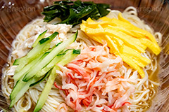 コンビニのそうめん,そうめん,素麺,だし,出汁,ダシ,キュウリ,きゅうり,カニカマ,わかめ,ワカメ,錦糸卵,日本料理,日本食,和食,つゆ,茹,冷やし,夏,麺料理,麺類,コンビニ,冷麦,ひやむぎ,サマー,summer,japan