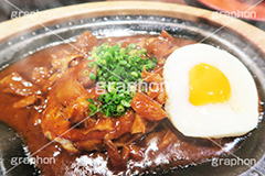 ハンバーグ目玉焼き乗せ,目玉焼き,肉,肉食,鉄板,あつあつ,熱々,アツアツ,ハンバーグ,バーグ,焼き,洋食,こってり,コッテリ,ねぎ,ネギ,湯気,グルメ