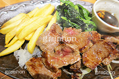 和風牛ロースステーキ,牛肉,ステーキ,肉,肉食,鉄板,あつあつ,熱々,アツアツ,ポテト添え,ほうれんそう添え,焼き,こってり,コッテリ,湯気